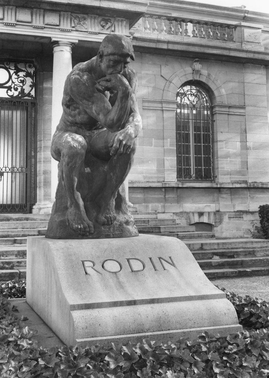 Socha myslitele na hrobce Augusta Rodina v parku Villa des Brillants (mramor) od Auguste Rodin