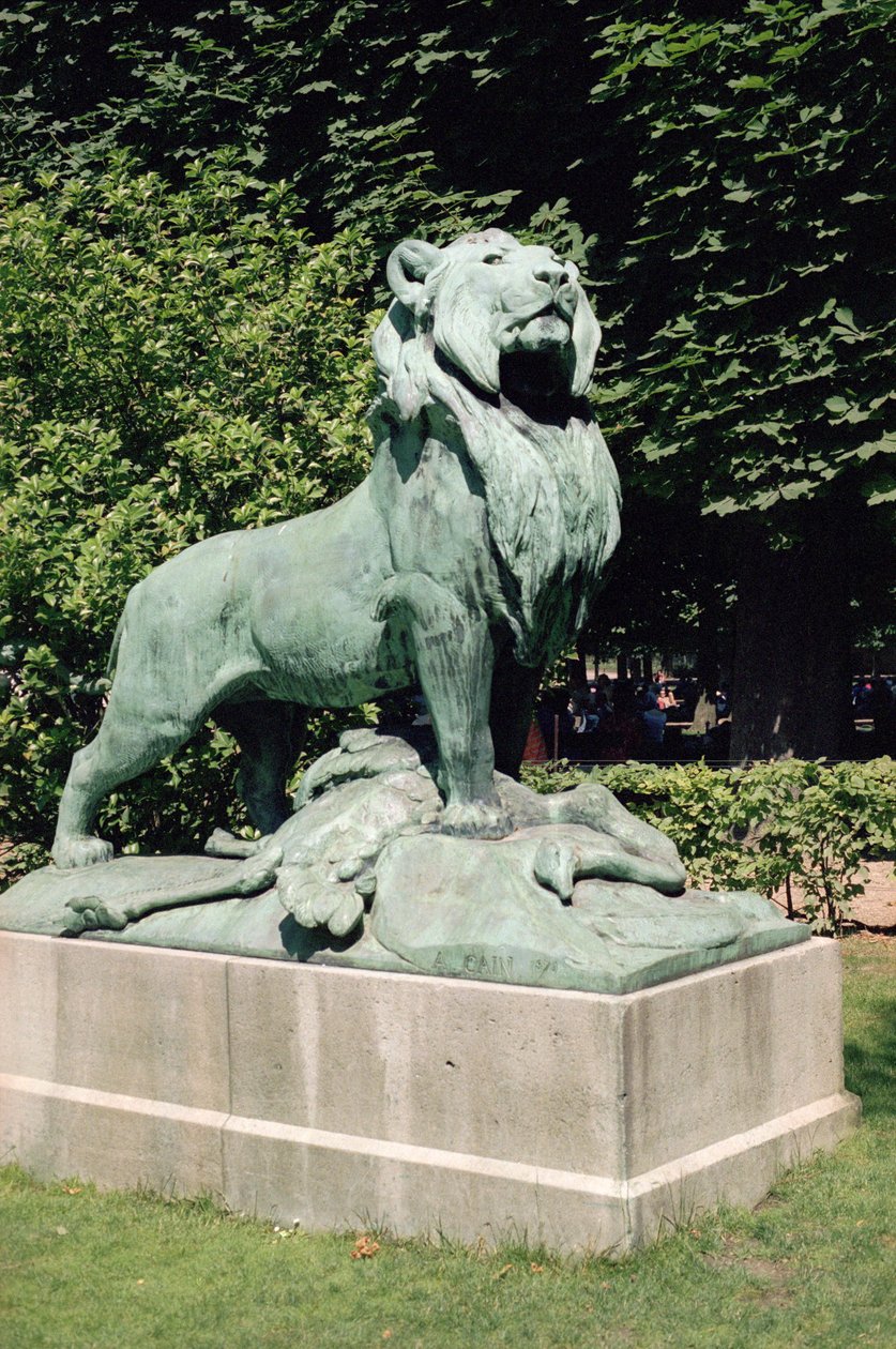 Núbijský lev a jeho kořist, 1870 (bronz) (viz také 252665 a 252667) od Auguste Cain
