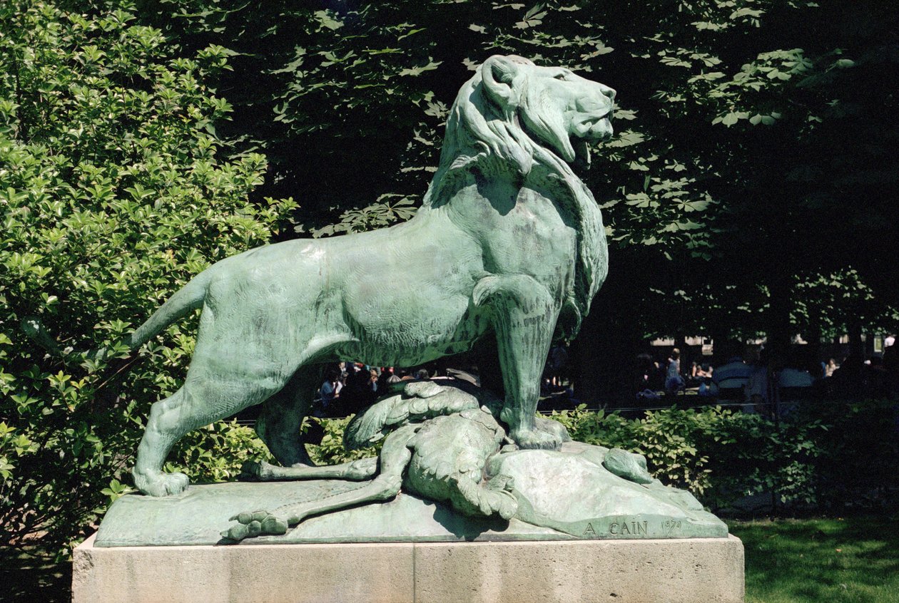 Núbijský lev a jeho kořist, 1870 (bronz) (viz také 252666 a 252667) od Auguste Cain
