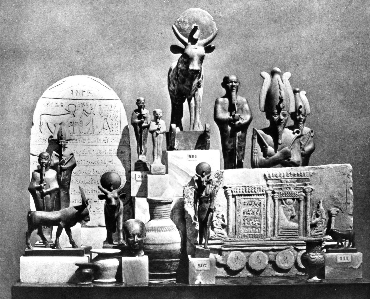 Artefakty, Memphis Sakkára, Egypt, 1893 od Auguste Edouard Mariette