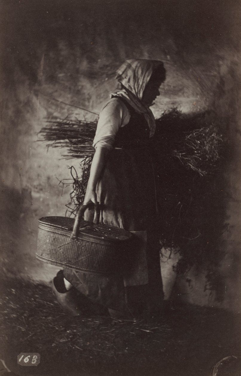 Rolnice nesoucí košík a seno, c. 1870. od Auguste Giraudon