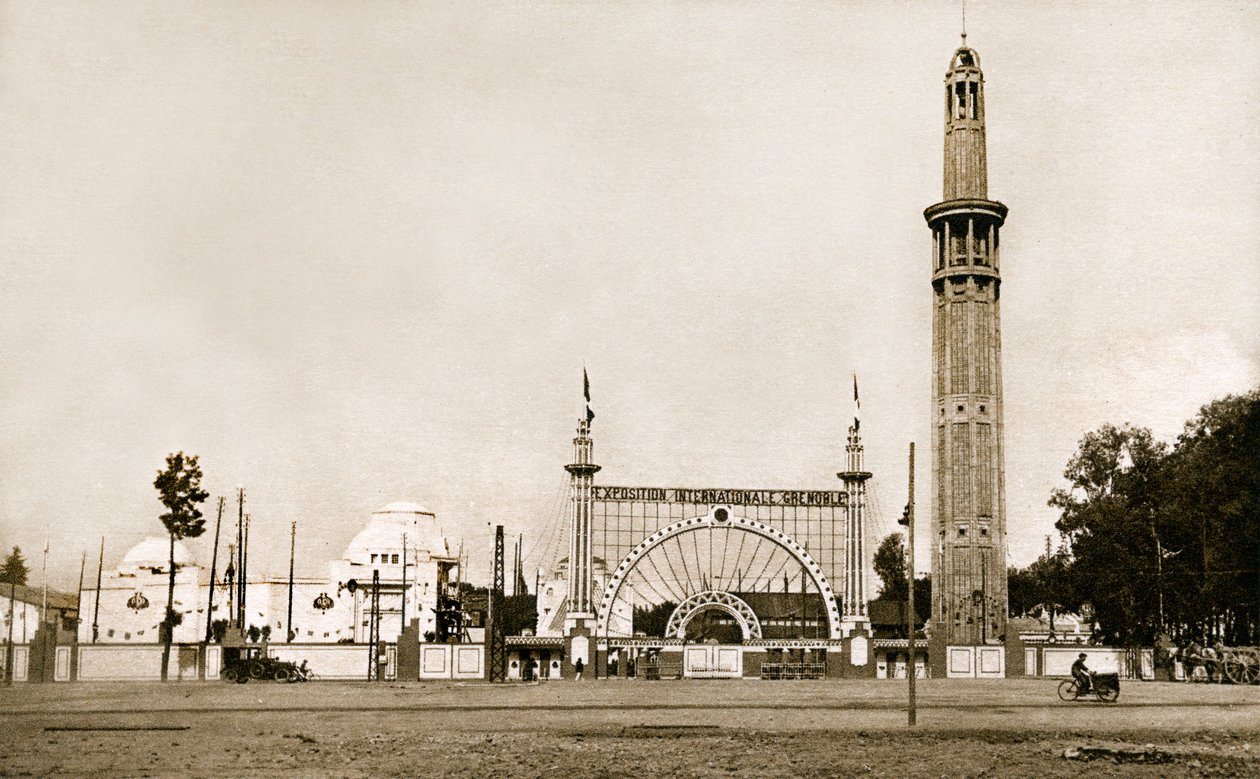 Grenoble (Isere, Dauphine): Mezinárodní výstava bílého uhlí a cestovního ruchu v roce 1925 - monumentální vchod a orientační věž (Perretova věž) - postavená bratry Augustem (1874-1954) a Gustavem (1876-1952) Perretovými, vysoká 95 metrů a téměř 8 me od Auguste & Gustave (1876 1952) Perret