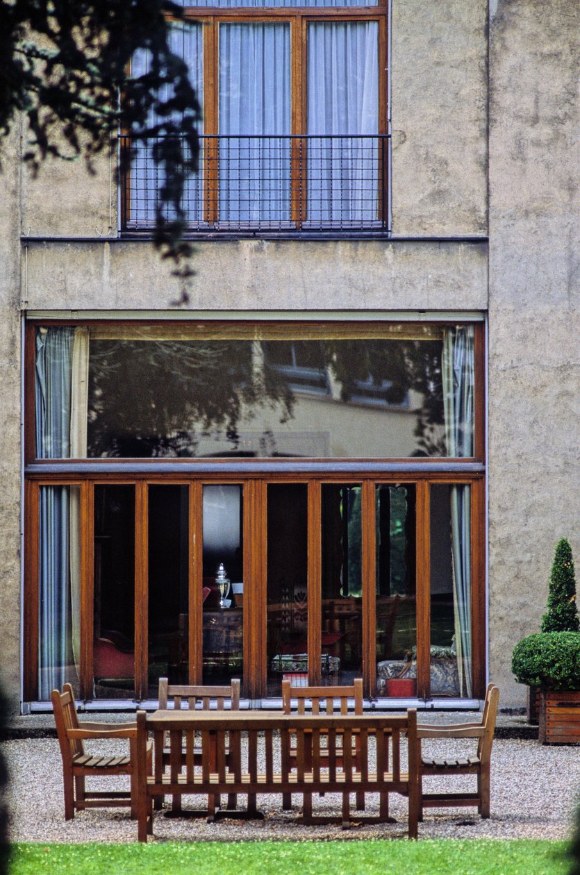 Dům Cassandre ve Versailles (Les Yvelines). Stavba 1924-1925, architekti Auguste (1874-1954) a Gustave (1876-1952) Perretovi. Postaven pro plakátového designéra Jeana Marie Mourona, známého jako Cassandre, ze zbrojního betonu a s velkým dílem. od Auguste & Gustave (1876-1952) Perret