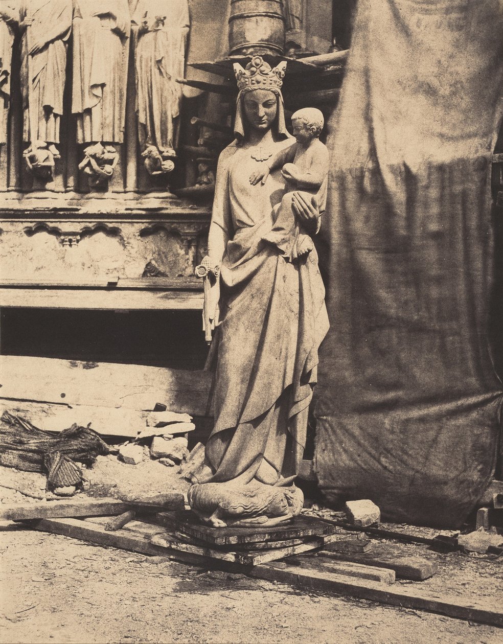 Madona s dítětem, sochař Geoffroy-Dechaume, katedrála Notre-Dame, Paříž, asi 1854 (foto) od Auguste Mestral
