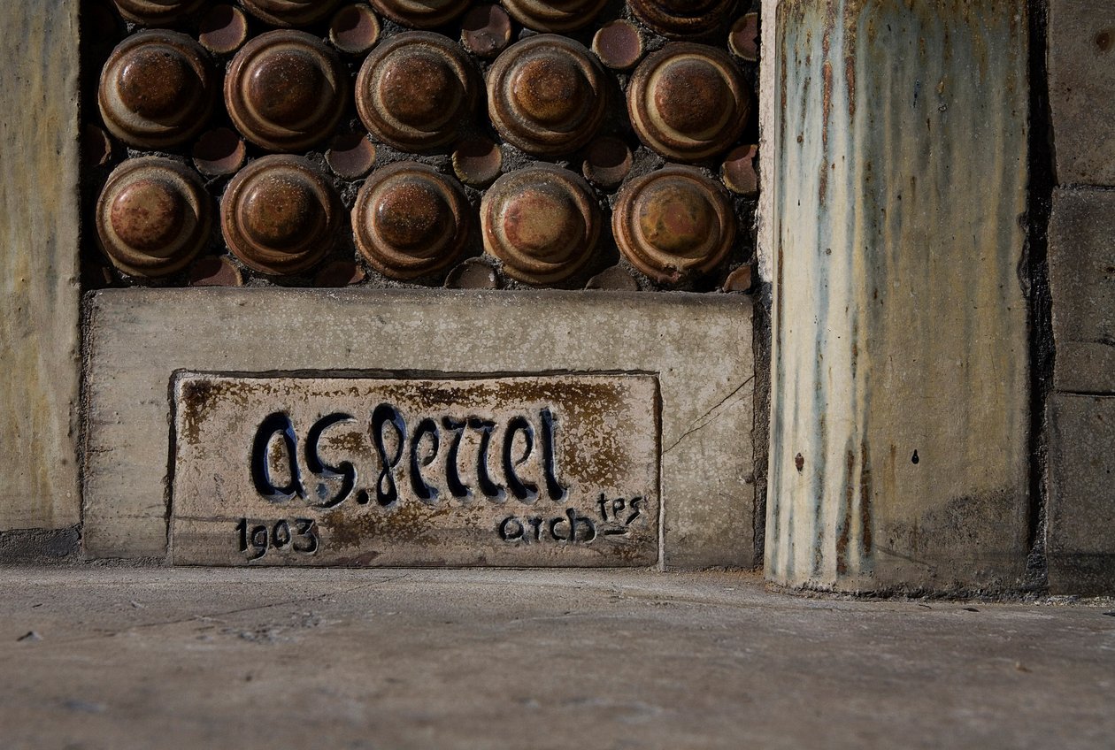 Fasáda obytného domu, detail s podpisem od Auguste Perret