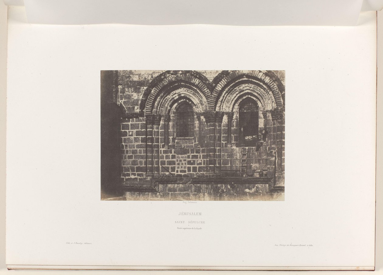 Detail fasády kostela Božího hrobu v Jeruzalémě Jeruzalém. Saint Sepulcre. Partie supérieure de la fasáda (titul na objektu) od Auguste Salzmann