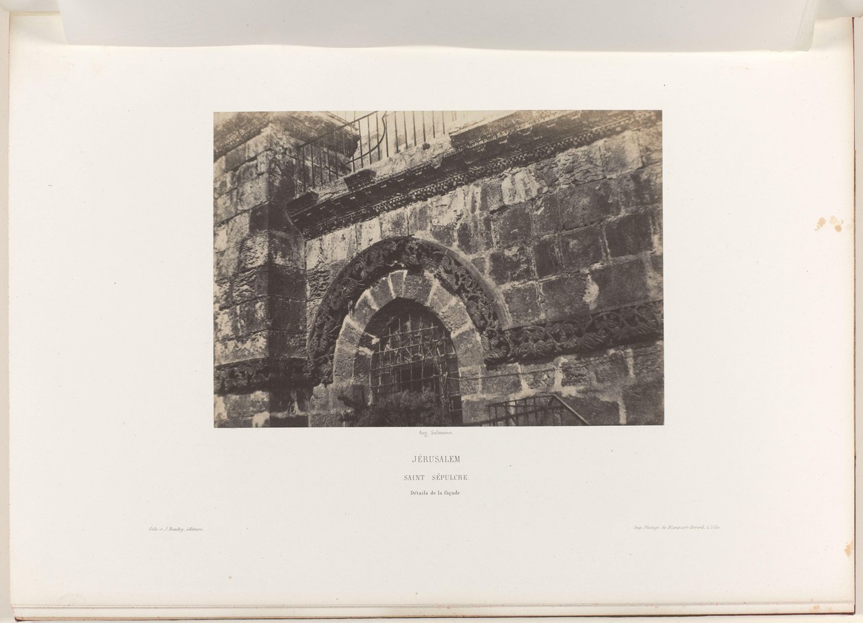 Detail okna kostela Božího hrobu, Jeruzalém Jeruzalém. Saint Sepulcre. Detaily fasády (nadpis na objektu) od Auguste Salzmann