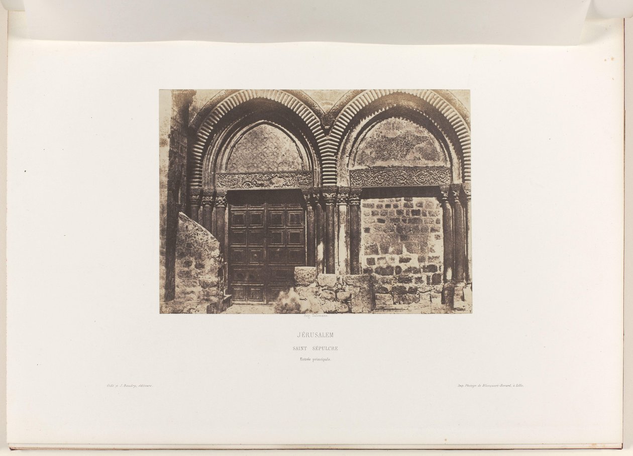 Hlavní portál kostela Božího hrobu, Jeruzalém Jeruzalém. Saint Sepulcre. Vstupní jistina (název na objektu) od Auguste Salzmann