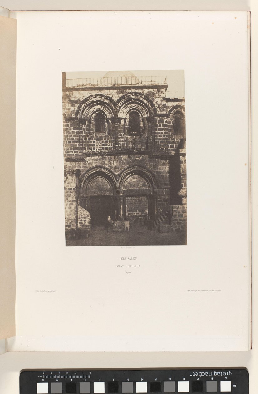 Fasáda kostela Božího hrobu, Jeruzalém Jeruzalém. Saint Sepulcre. Fasáda (název na objektu) od Auguste Salzmann
