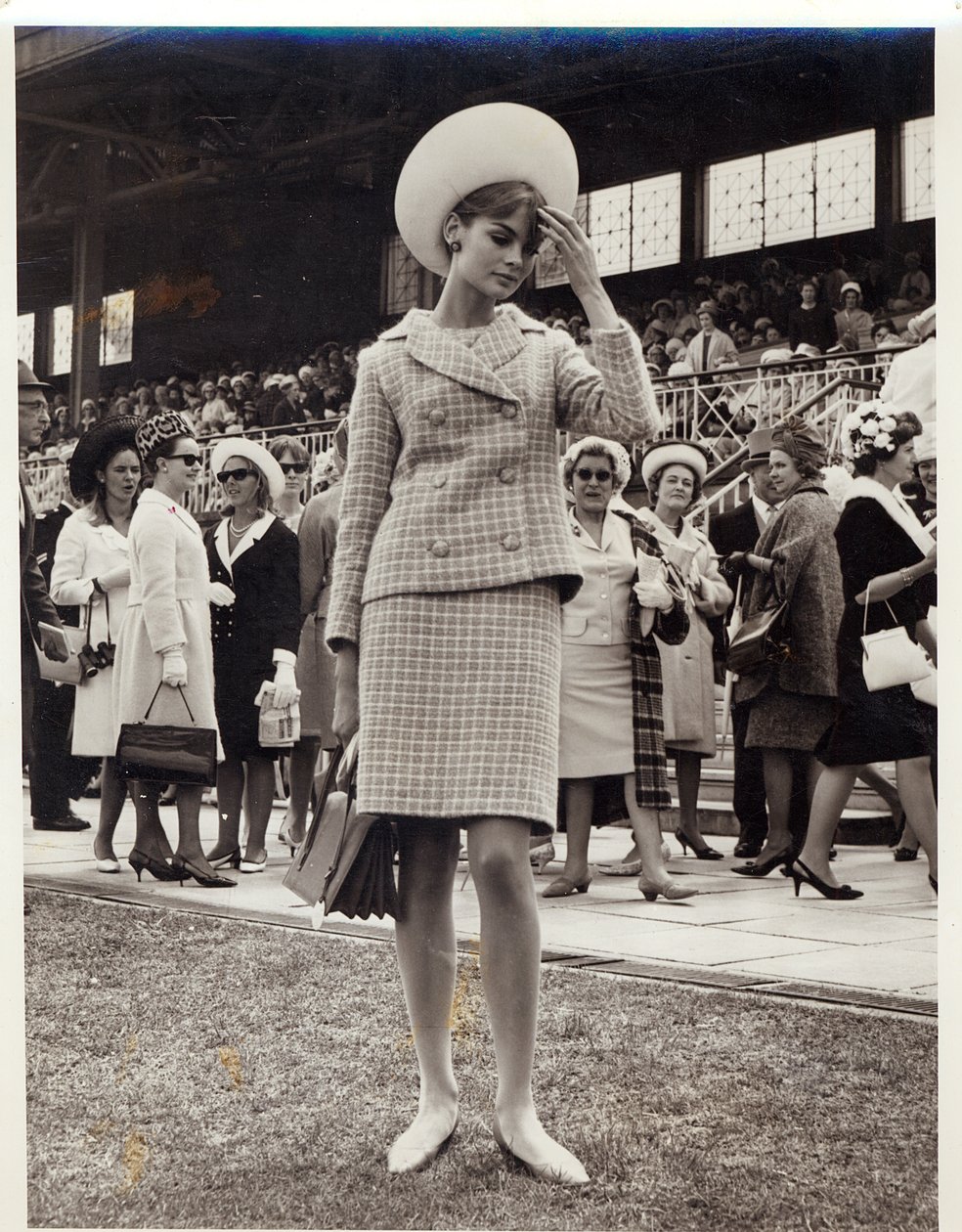 Jean Shrimpton (nar. 1942) na Melbourne Cupu v roce 1965 od Australian Photographer