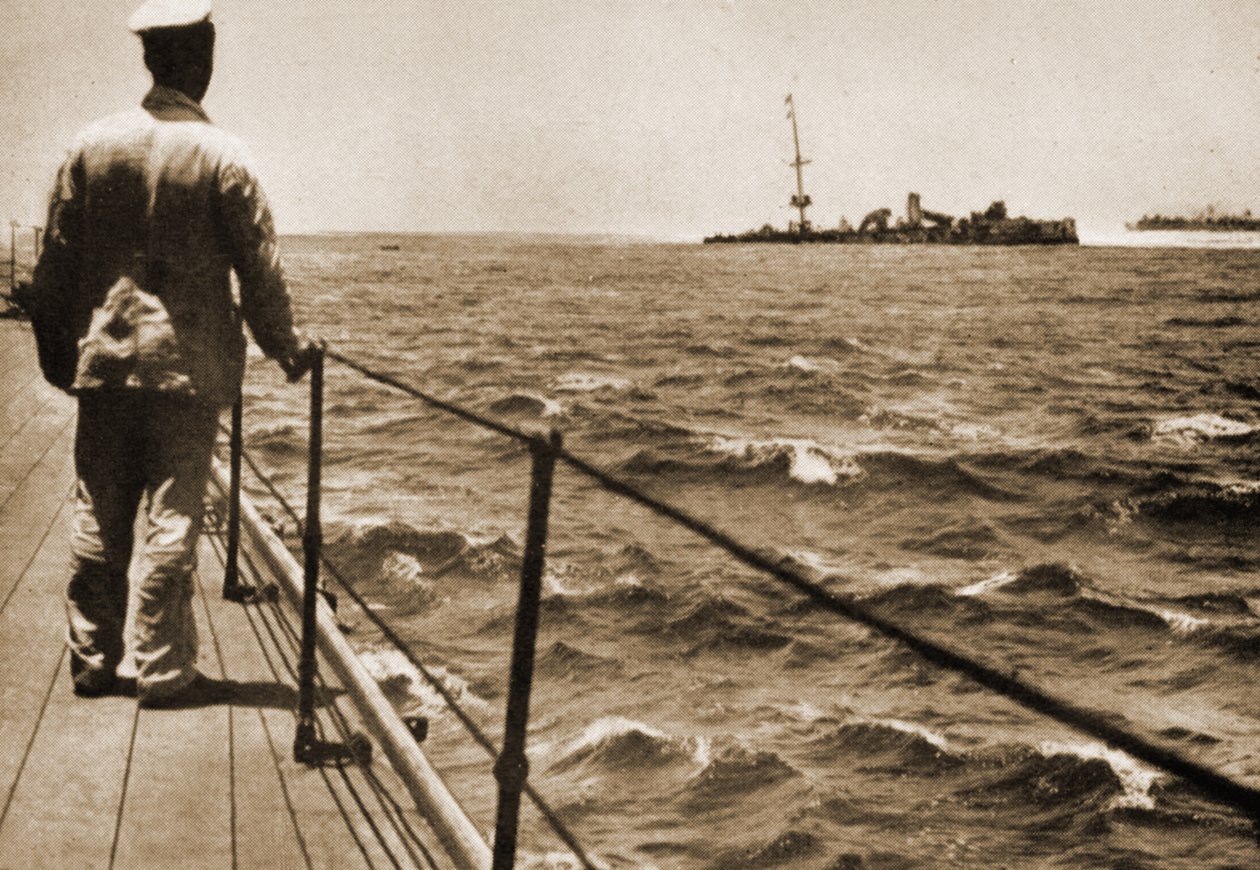 Pohled na uzemněnou válečnou loď císařského německého námořnictva Emden ze čtvrt paluby H.M.A.S. Sydney, 10. listopadu 1914 od Australian Photographer