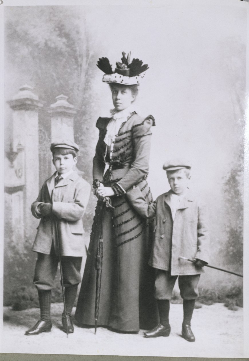 William Lawrence Bragg (1890-1971) se svou matkou a bratrem v Adelaide, kolem roku 1895 od Australian Photographer