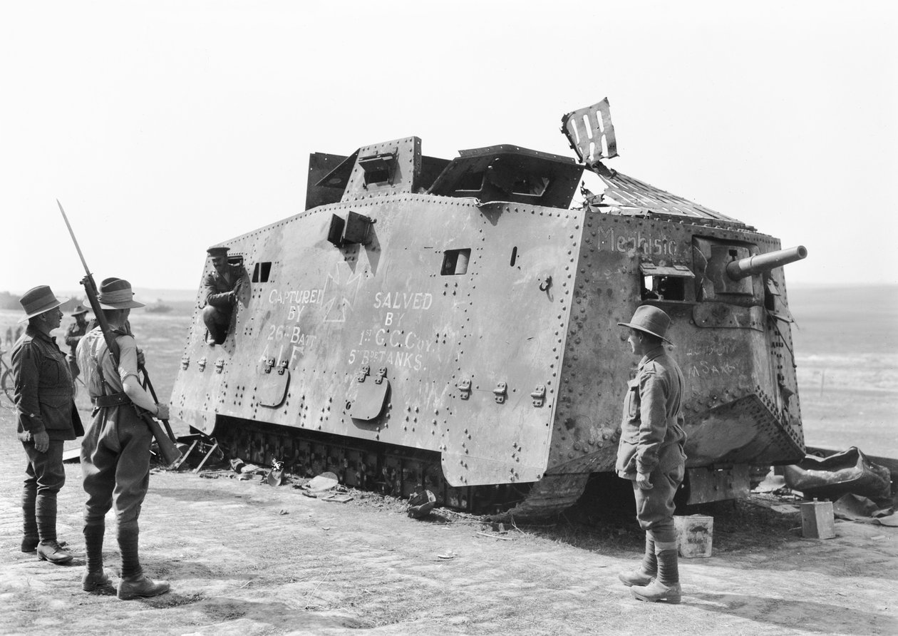 Německý tank zajatý 26. praporem v Monument Wood poblíž Villers-Bretonneux dne 14. července 1918 a následně zachráněn pro Australské válečné muzeum 5. britskou brigádou tanků, 4. srpna od Australian Photographer