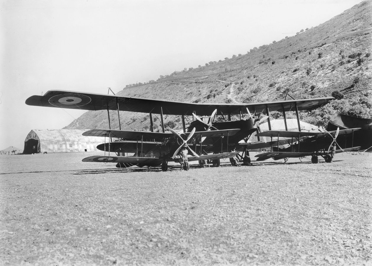 Letadlo Handley-Page 0400 s některými stroji Bristol Fighter na letišti Australian Flying Corps v Haifě. Kapitán Ross Macpherson Smith toto letadlo často pilotoval, 1918 (foto č od Australian Photographer