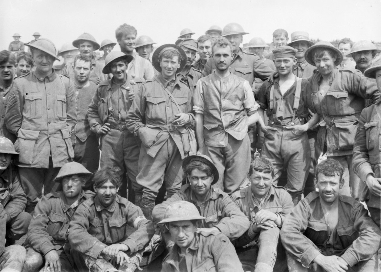 Skupina 46. australského pěšího praporu těsně po výstupu z linie před Monument Wood, kde zažila období velmi tvrdých bojů, ukazujících stav od Australian Photographer