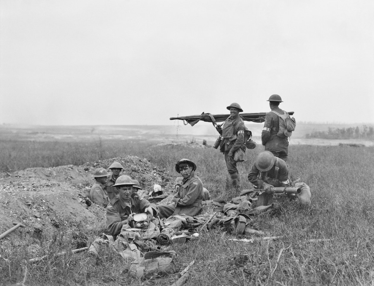 Scéna během bitvy u Hamelu, zobrazující američtí a australští nosiči nosítek spolupracujících v oblasti přední linie poté, co pěchota prošla, 4. července 1918 od Australian Photographer