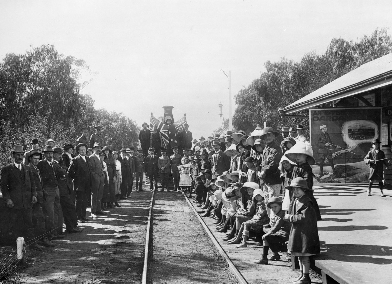 Cestovní náborový vlak na nádraží s některými občany města (Donor Queensland Recruiting Committee), Wallumbilla, Queensland, kolem roku 1916 od Australian Photographer