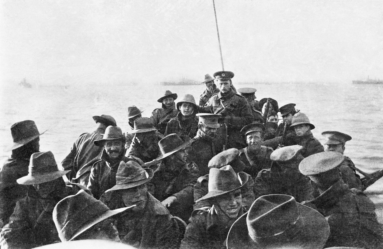 Pohled na záď na záchranný člun převážející neidentifikované muže australské 1. divizní signální roty, když jsou v 6 hodin ráno v den vylodění, 25. dubna 1915, taženi směrem k Anzac Cove (bw phot od Australian Photographer