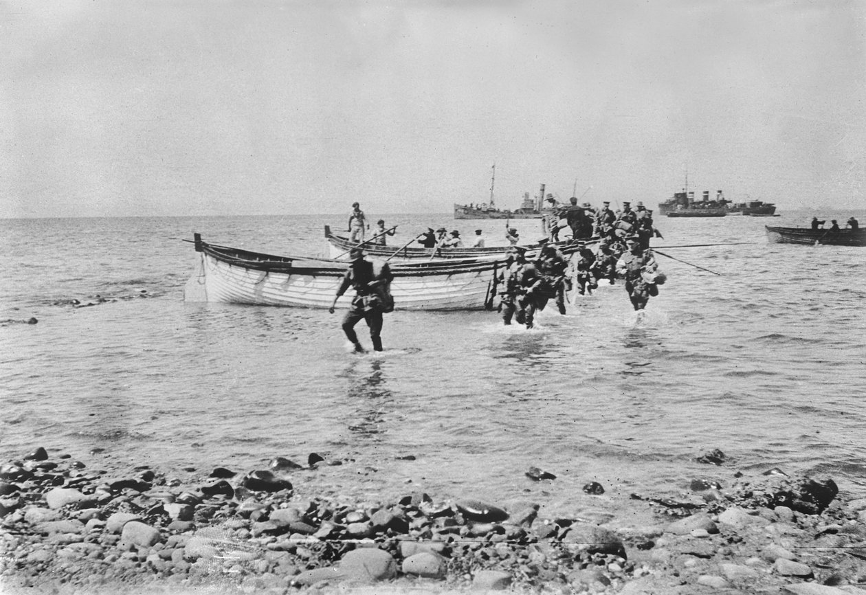 Australští vojáci brodící se vodou, když 25. dubna 1915 vystoupili na břeh v Anzac Cove v Gallipoli poté, co byli přepraveni na vyloďovacích člunech z větších lodí v pozadí, 25. dubna 1915 ( od Australian Photographer
