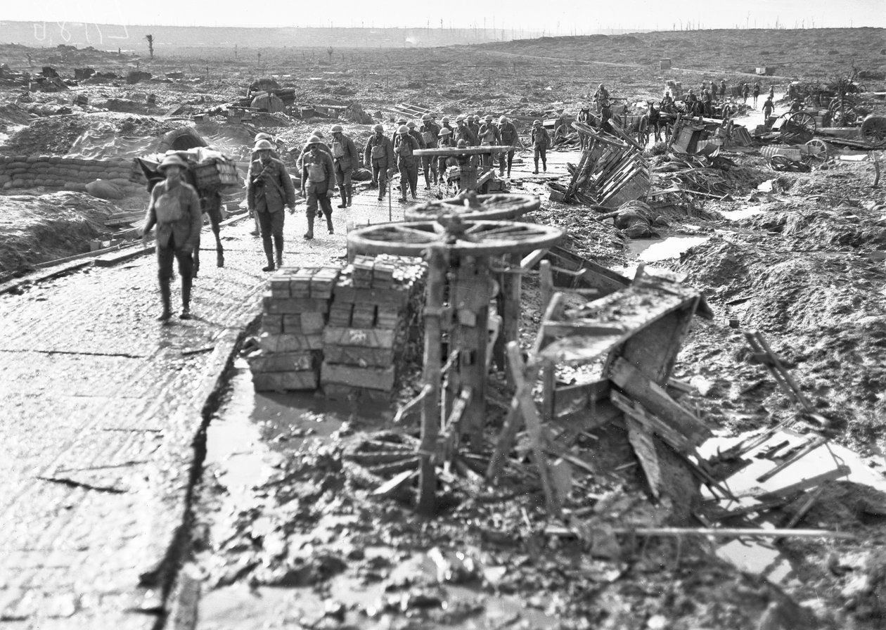 Australští vojáci projíždějící podél trati vedoucí do Idiot Corner, ve Westhoek Ridge, v sektoru Ypres, 28. října 1917 od Australian Photographer