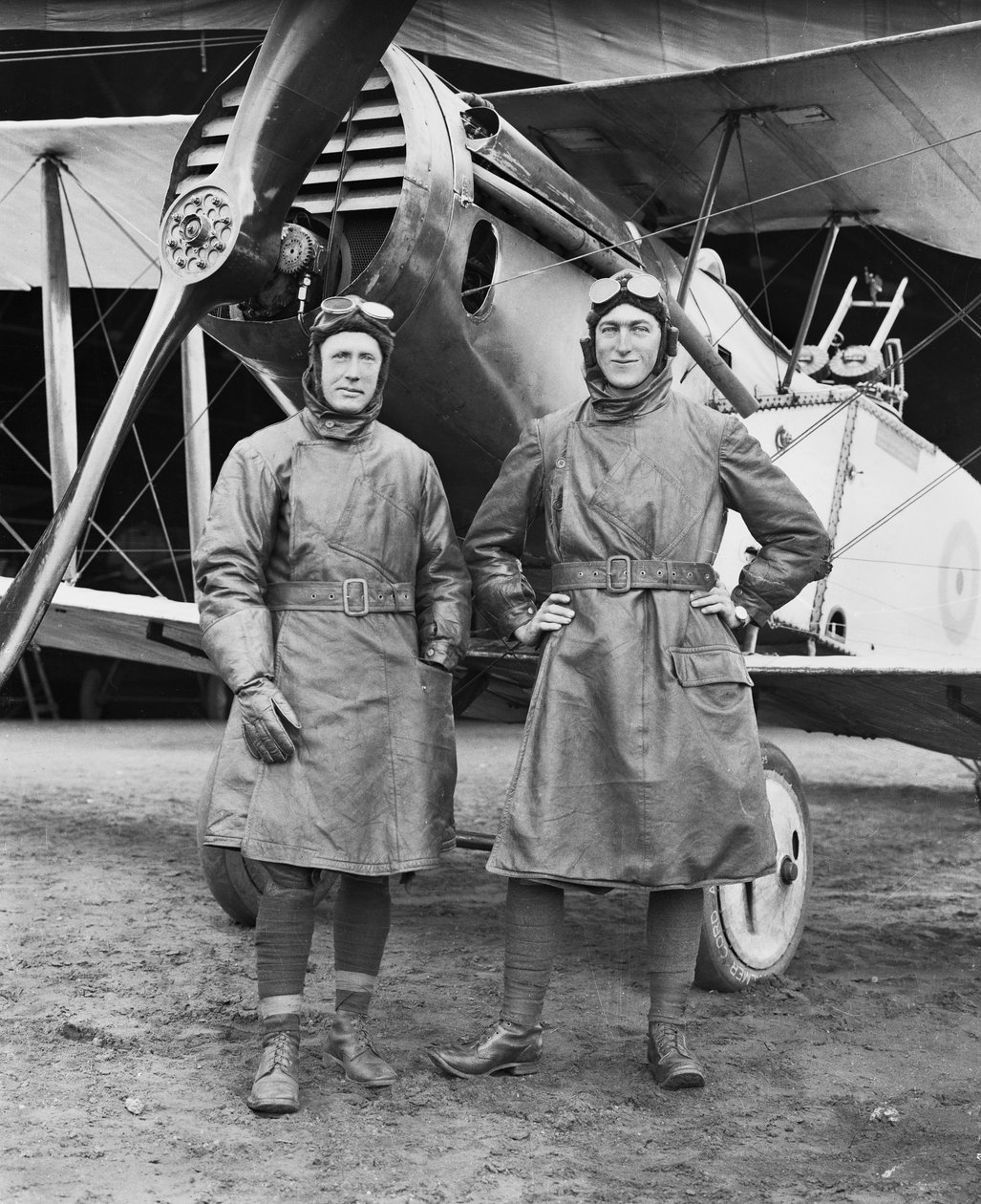 Kapitán Syd Addison z Huonu, Tasmánie a poručík Hudson Fysh ze St Leonards, Tasmánie, oba z 1. perutě (Sqn) australského létajícího sboru, stojící před stíhačkou Bristol F2B, 29. prosince od Australian Photographer