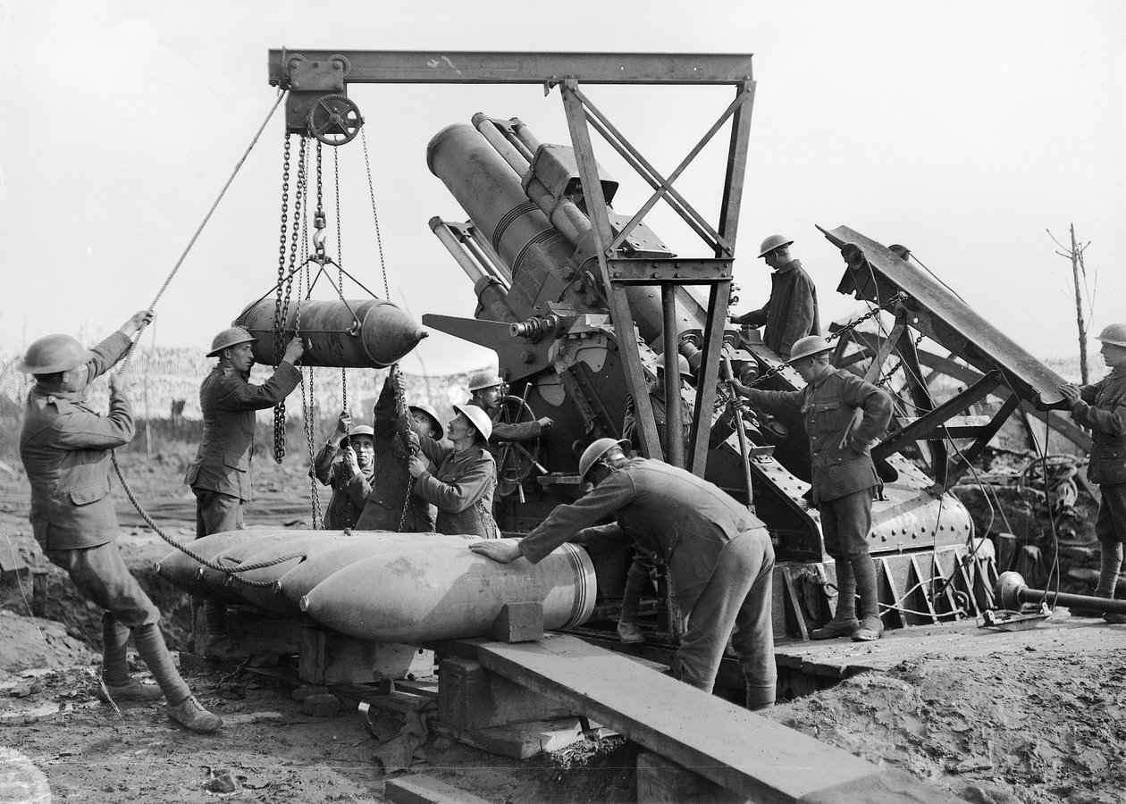 Crew of 2 Gun, Royal Marine Artillery nabíjející Granny, 15palcovou houfnici (těžké dělostřelecké dělo), poblíž Menin Road, v sektoru Ypres, 5. října 1917 od Australian Photographer