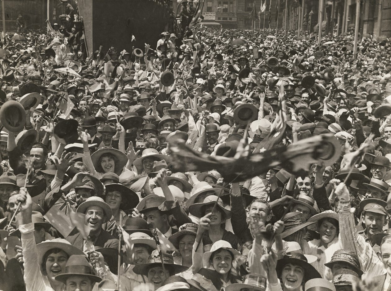 Dav na Martin Place, Sydney, oslavující zprávu o podepsání příměří, 11. listopadu 1918 od Australian Photographer