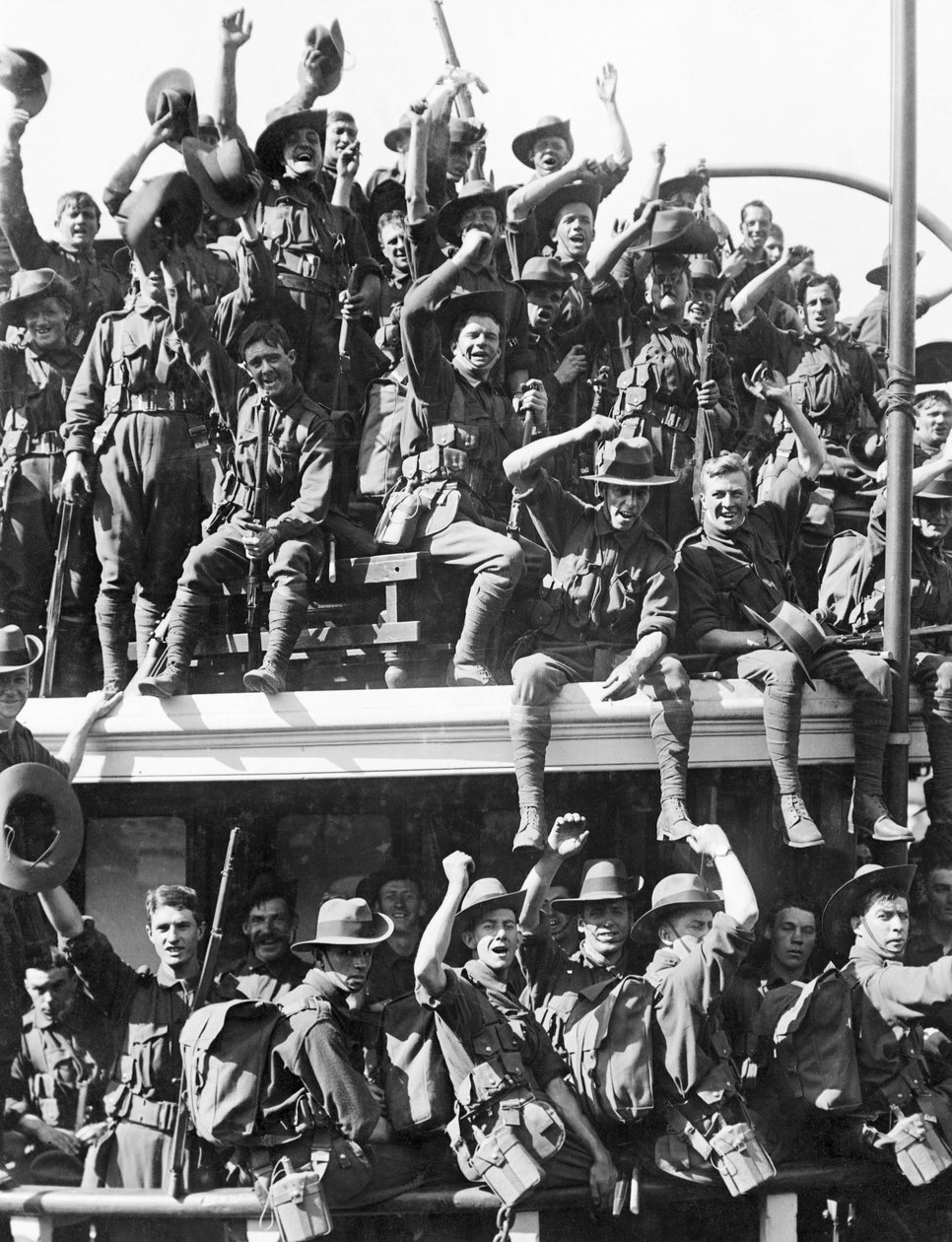 Nalodění australských námořních a vojenských expedičních sil (AN&MEF) pro Novou Guineu, 19. srpna 1914 od Australian Photographer