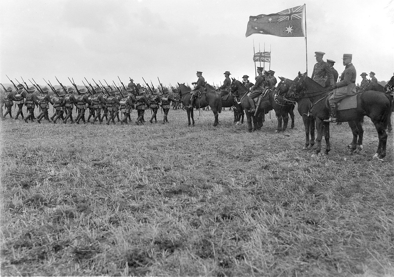 Polní maršál Sir Douglas Haig přezkoumává 5. australskou divizi v Ebblinghem, 29. srpna 1917 od Australian Photographer