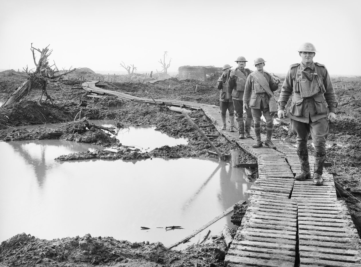Čtyři australští vojáci kráčející po dráze duckboard v Tokiu poblíž Zonnebeke v sektoru Ypres nad částí země zajaté Australany v bojích třetí bitvy od Australian Photographer