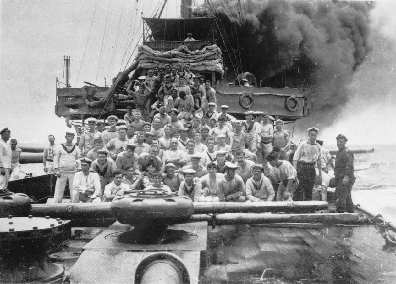 Skupinový portrét některých neidentifikovaných členů posádky HMAS Sydney, zobrazený na palubě, zatímco jejich loď pronásleduje důl Buresk poblíž Cocos Island, 9. listopadu 1914 od Australian Photographer