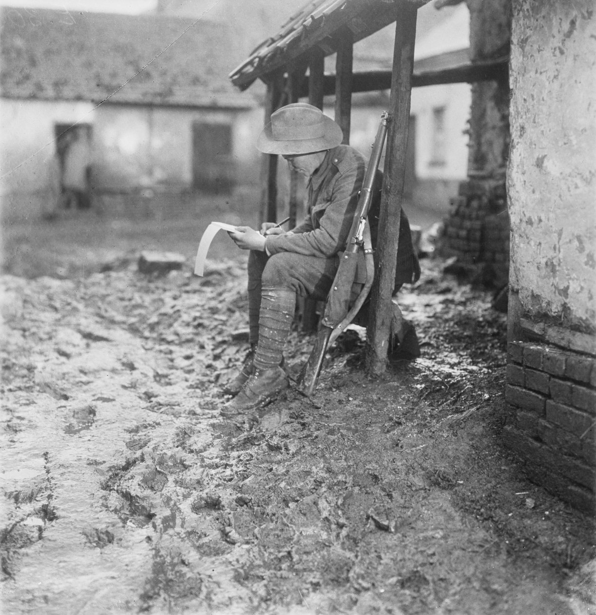 V sochorech ve Flesselles. Člen australského 2. praporu pokračuje ve své korespondenci, 17.–30. listopadu 1916 od Australian Photographer