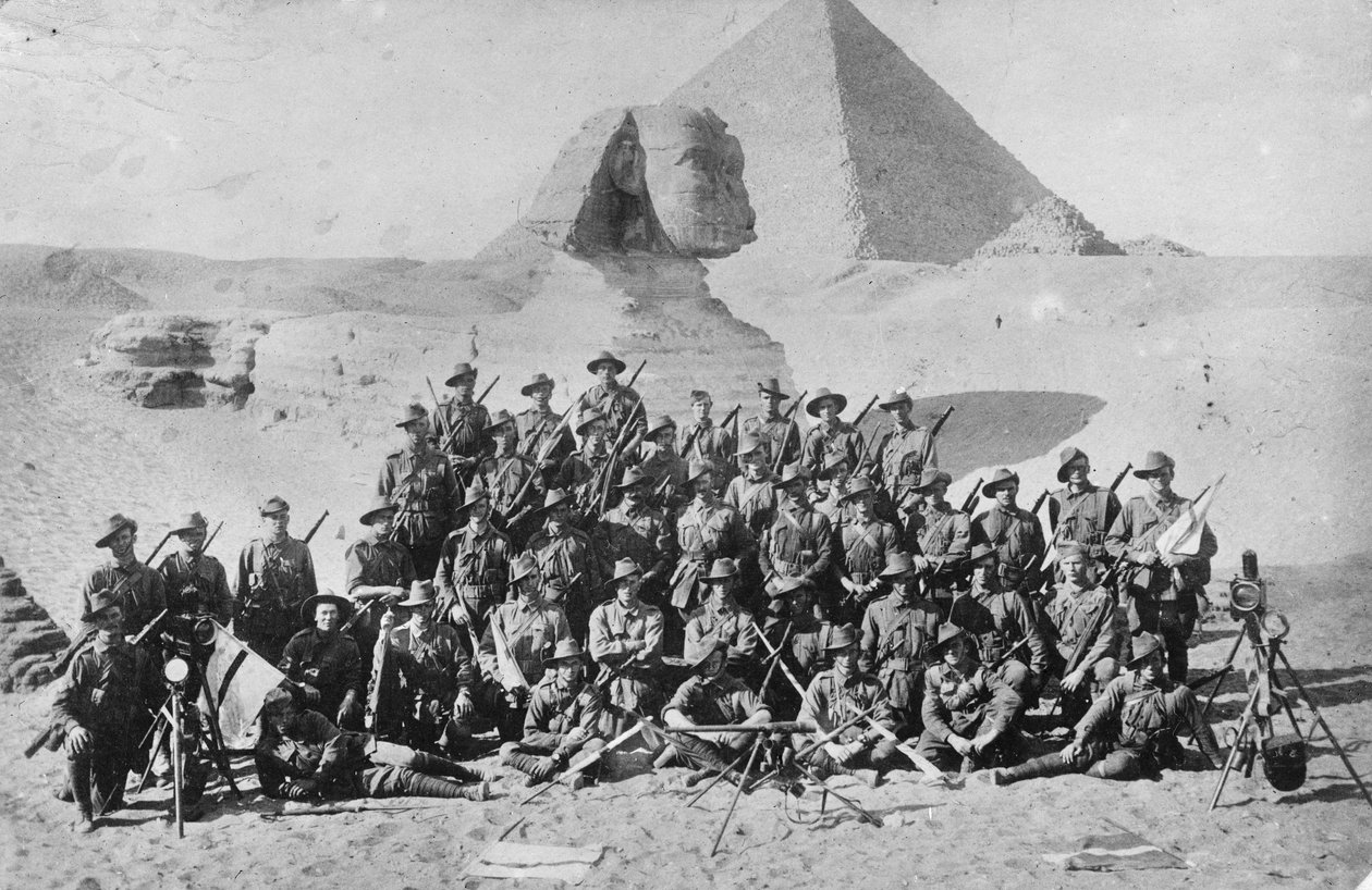 Neformální skupinový portrét australské pěchotní signální školy před Sfingou a pyramidou. Signalizační zařízení je v popředí, kolem roku 1915 od Australian Photographer