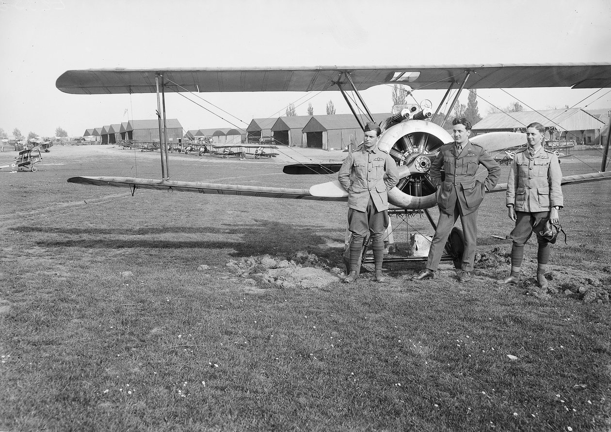 Poručíci Jack Henry Weingarth (vlevo), Roy George Smallwood (uprostřed) a Vincent George Sheppard ze 4. perutě, australského létajícího sboru, stojící před jednou z perutí Sopwith Camel od Australian Photographer