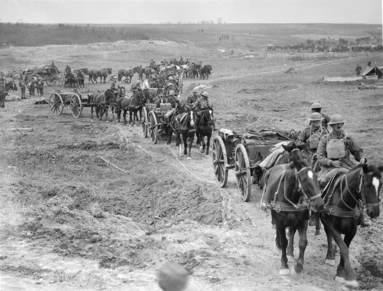 Limbers 6. brigády australského polního dělostřelectva přinášející munici do děl přes Hindenburgovu linii poblíž Bellicourtu, 4. října 1918 od Australian Photographer