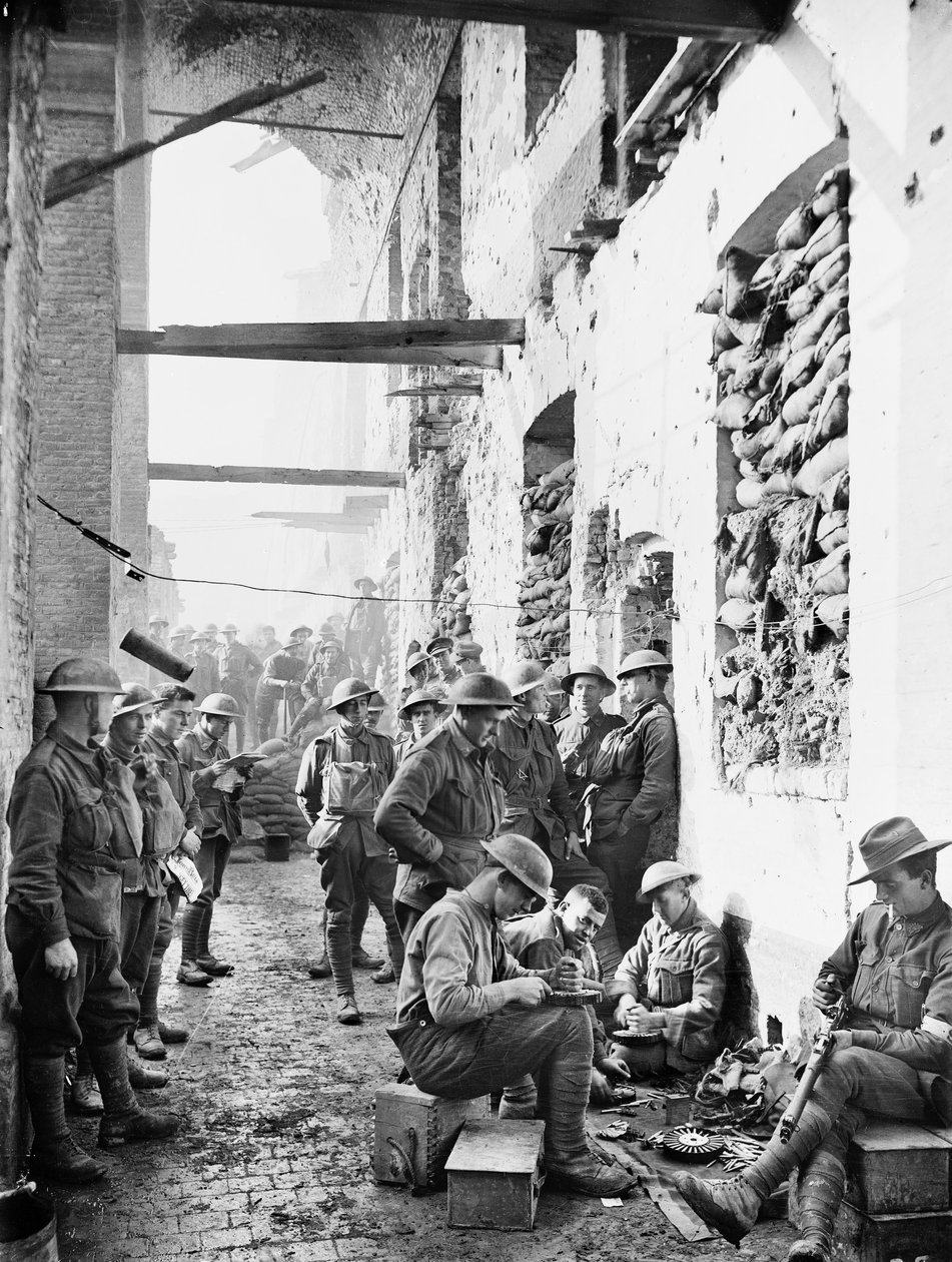 Členové 2. australského pěšího praporu mimo své ubytovny v Kavalérii v Ypres, 1. listopadu 1917 od Australian Photographer
