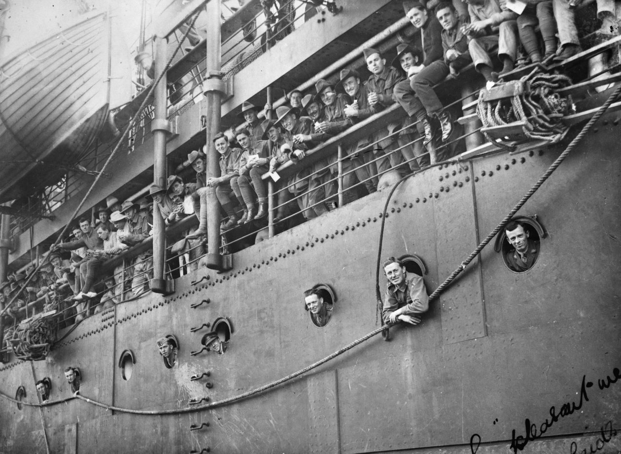 Členové australského létajícího sboru lemující palubu vojenské lodi Kaiser-I-Hind, která je přivážela zpět do Austrálie, Adelaide, Jižní Austrálie, 14. června 1919 od Australian Photographer