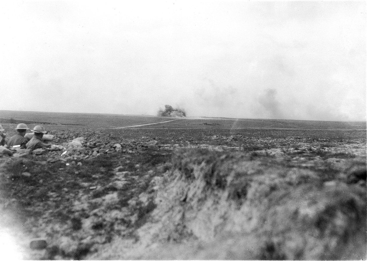 Pozorovatelé (vlevo) sledující australské dělostřelectvo ostřelující Němce v Hindenburgově linii 27. května 1917 od Australian Photographer