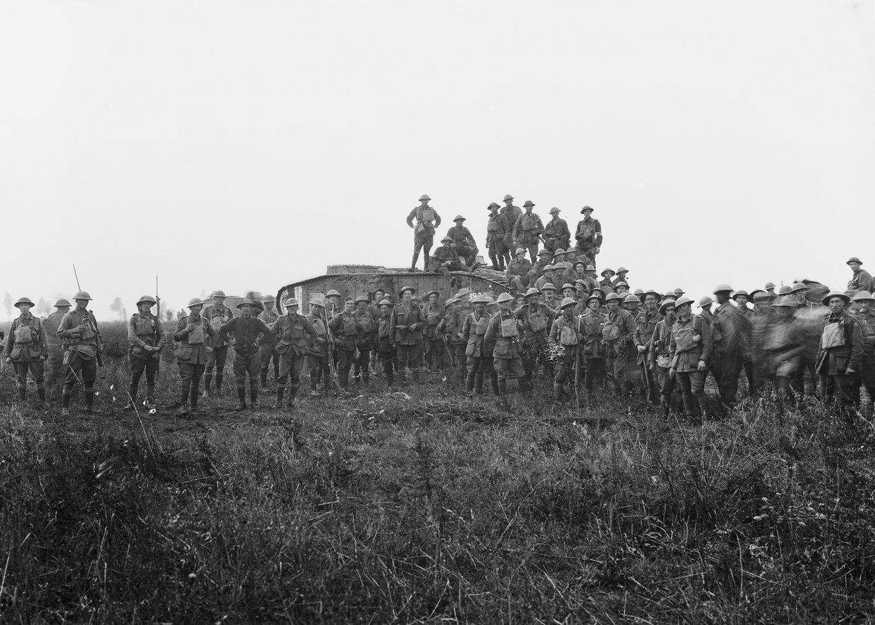 Venkovní skupinový portrét posádky tanku a některých členů 5. australské pěší brigády, 8. srpna 1918 od Australian Photographer