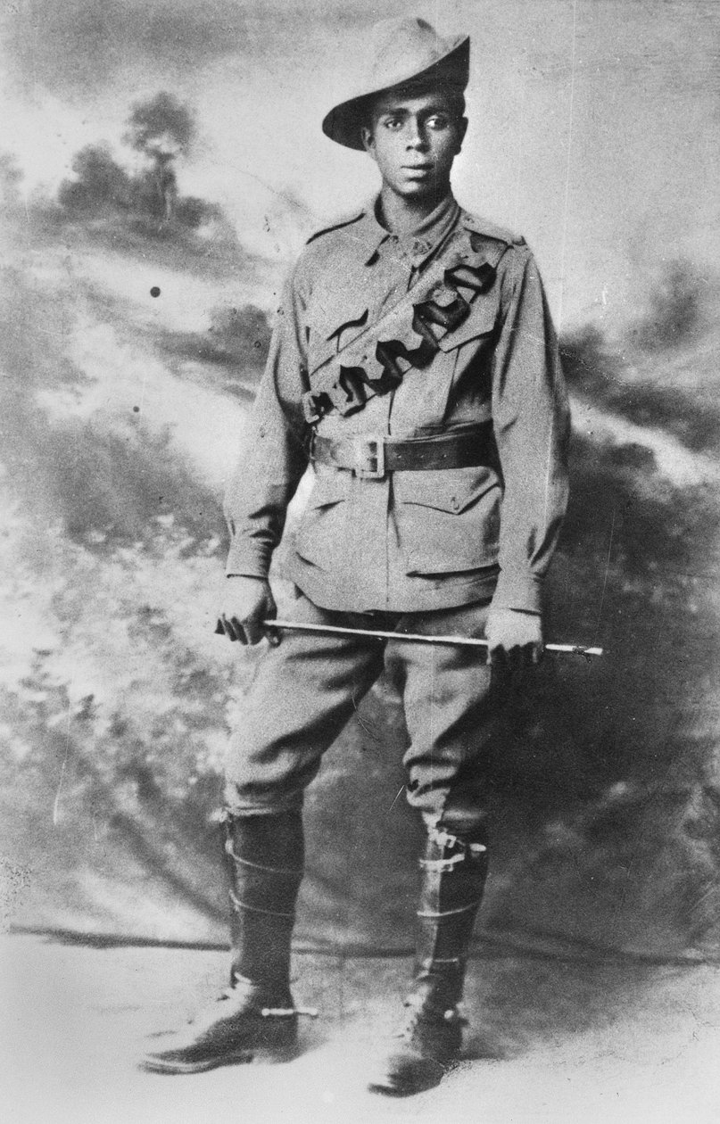 Portrét domorodého vojáka, vojín 234 (Pte) Walter Christopher (Chris) George Saunders, kolem roku 1916 od Australian Photographer