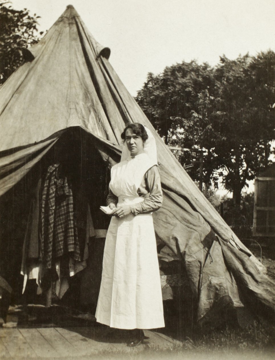 Sestra Ada Smithová z 2. australské stanice pro čištění obětí poblíž Steenwerck, Trois Arbres, Francie, 1916 od Australian Photographer