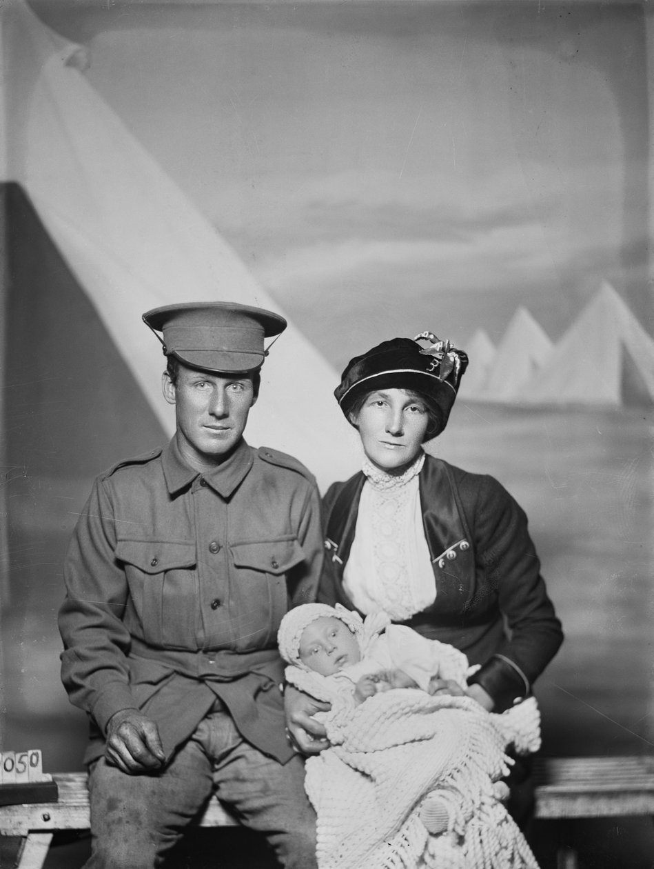 Studiový portrét 1159 vojín (Pte) George Beamish Swanton, australský 24. prapor, z Werribee, Victoria, s manželkou Nellie a malým dítětem, Joan Helen, c. května 1915 od Australian Photographer
