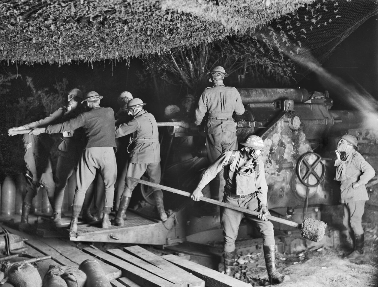 2. australská obléhací baterie (55. australská obléhací dělostřelecká baterie) pracující na 9,2palcové houfnici v plynových maskách během útoku na Voormezeele, 15. září 1917 od Australian Photographer