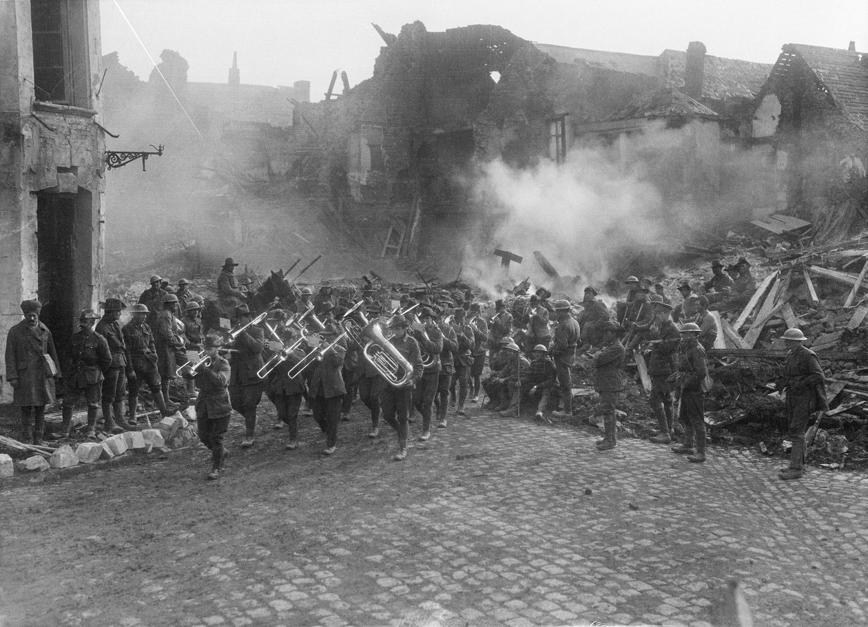 Kapela 5. australské pěší brigády, vedená kapelníkem seržantem A Peagamem z 19. praporu, procházející Grande Place (městské náměstí) v Bapaume a hraje Victoria March, Bapau od Australian Photographer