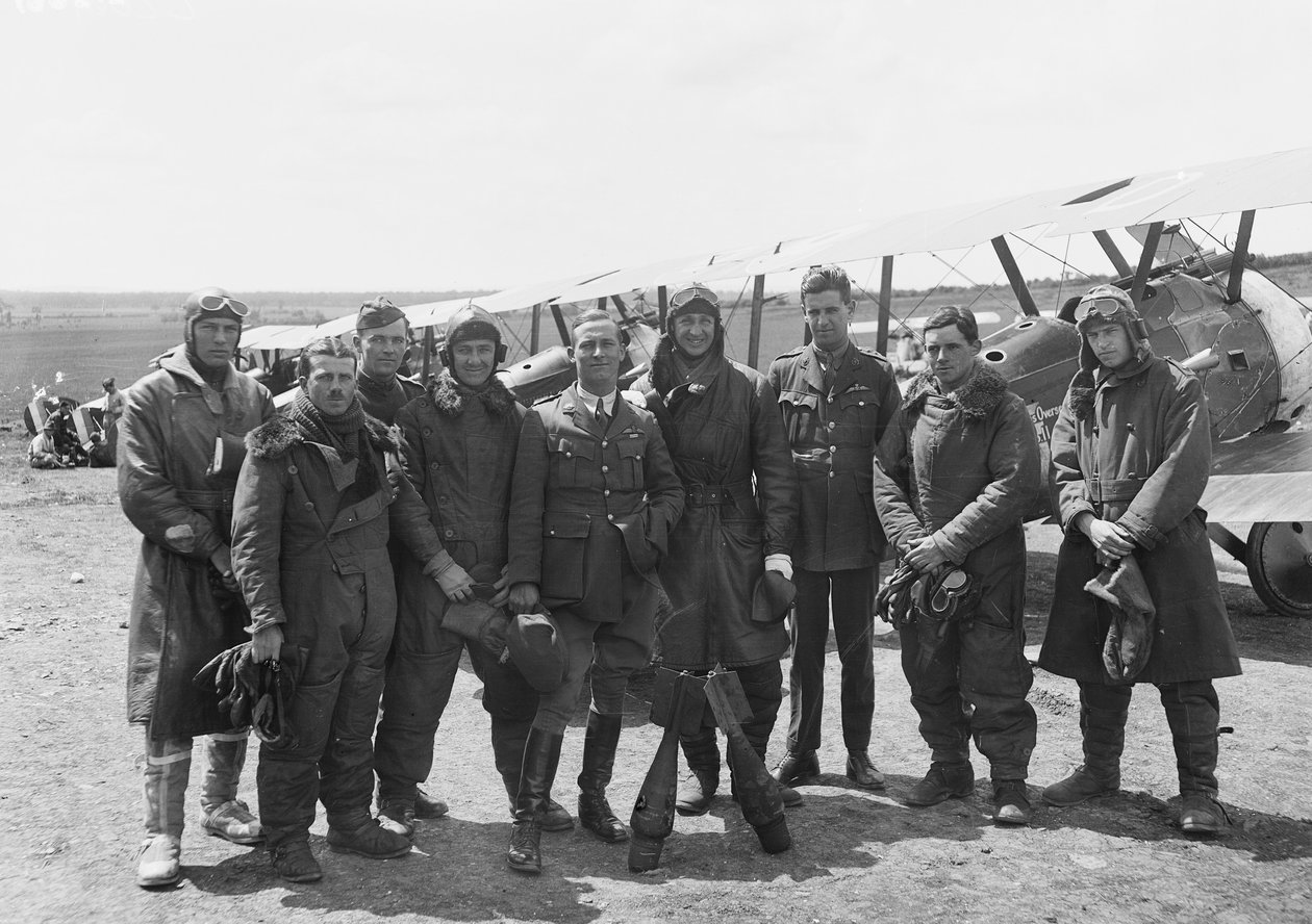 Důstojníci A Flight, č. 4 Squadron, Australian Flying Corps (AFC), v plné výstroji před seřazením letounu Sopwith Camel, 16. června 1918 od Australian Photographer