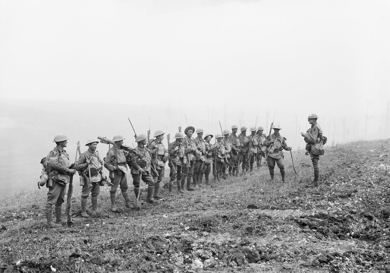 Warfusee-Abancourt, Francie: Poručík Rupert Frederick Arding Downes MC promlouvá ke své četě z roty B, 29. praporu, během odpočinku u vesnic Warfusee a Lamotte před advanem od Australian Photographer