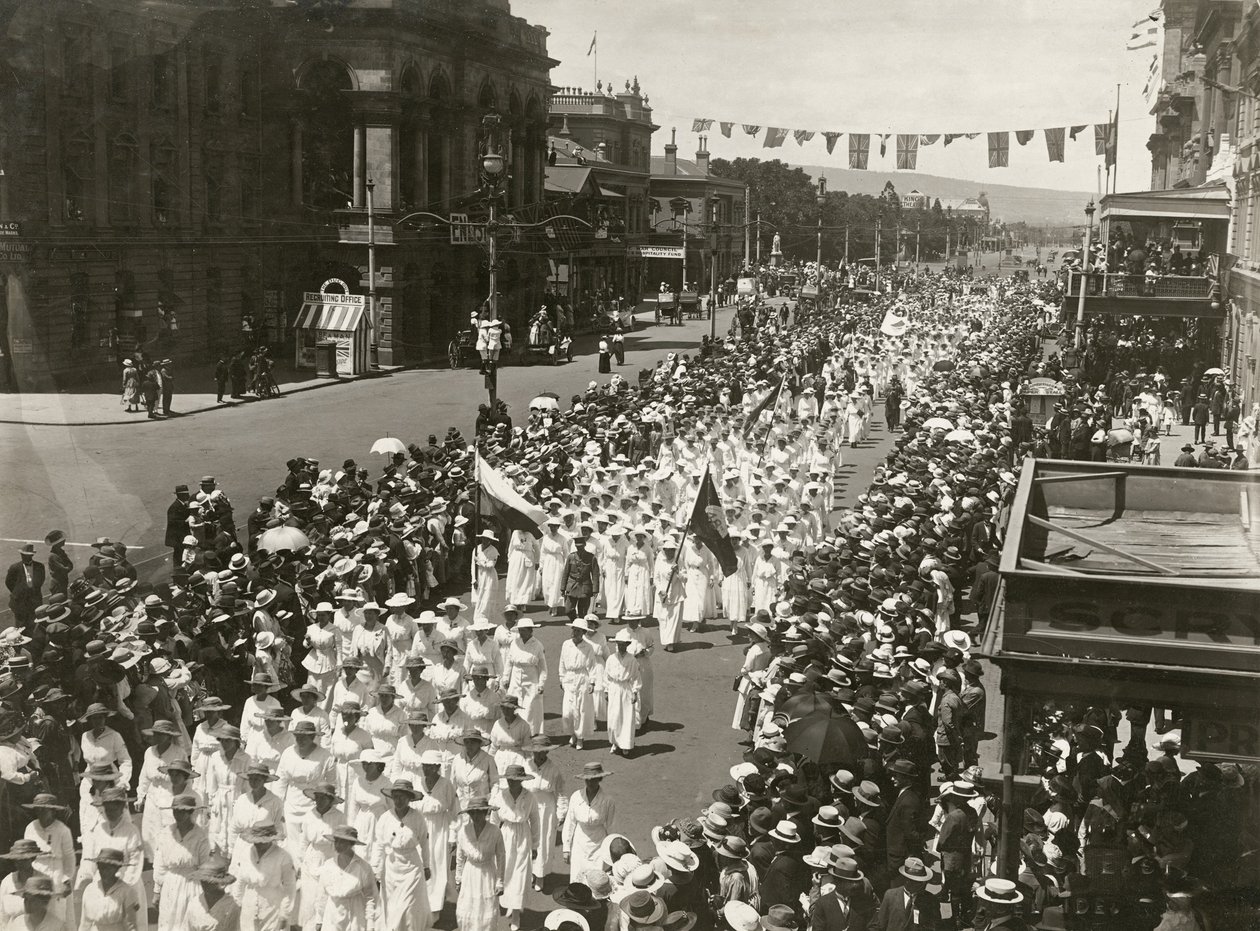 Ženy držící mírový den pochod podél King William Street, Adelaide, Jižní Austrálie, listopad 1918 od Australian Photographer
