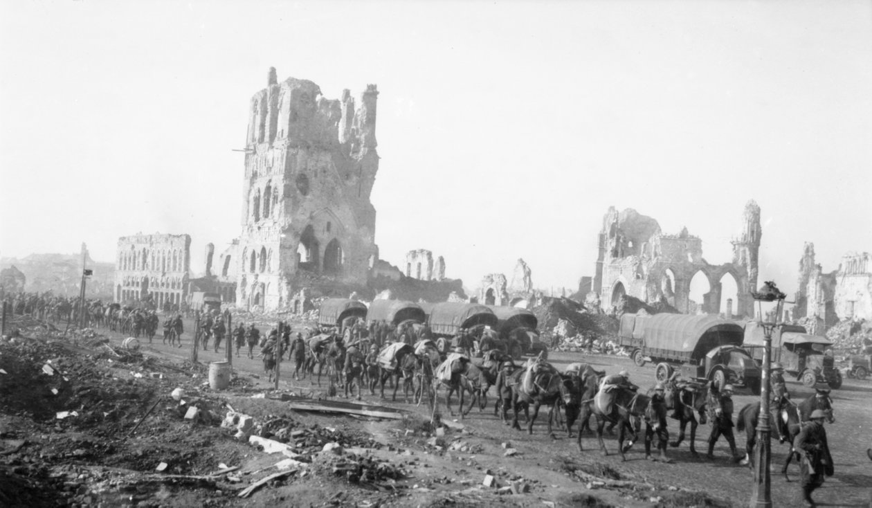 Ypres, Belgie. 18. října 1917. Zabalte mezky s pěchotou. Všimněte si ostřelováním poškozených budov v pozadí, 18. října 1917 od Australian Photographer