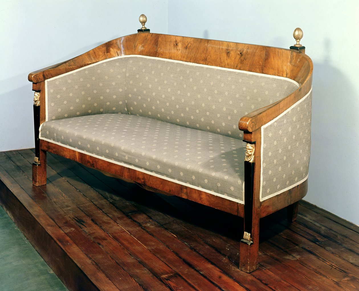 Pohovka, styl biedermeier, kolem 1820 (ovocné dřevo s ebenovým a zlaceným zdobením) od Austrian School