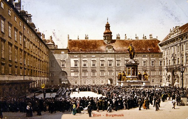 Kapela hrající na nádvoří císařského zámku ve Vídni, kolem roku 1905 (barevné lito) od Austrian School